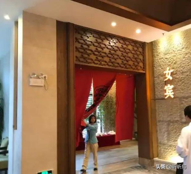 液男子误入女宾区洗浴中心赔偿解释CQ9电子中国网站女子裸身涂乳(图11)